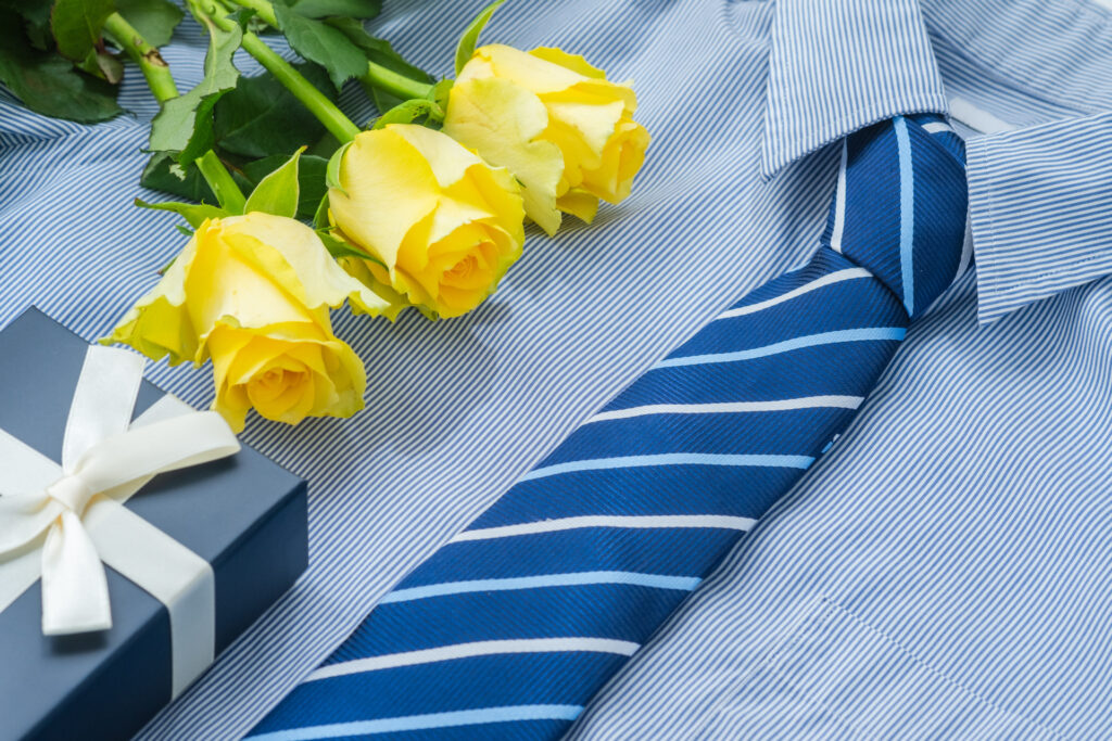 ネクタイと黄色いバラとプレゼント
