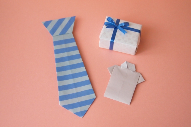 ネクタイとシャツの折り紙とプレゼントボックス