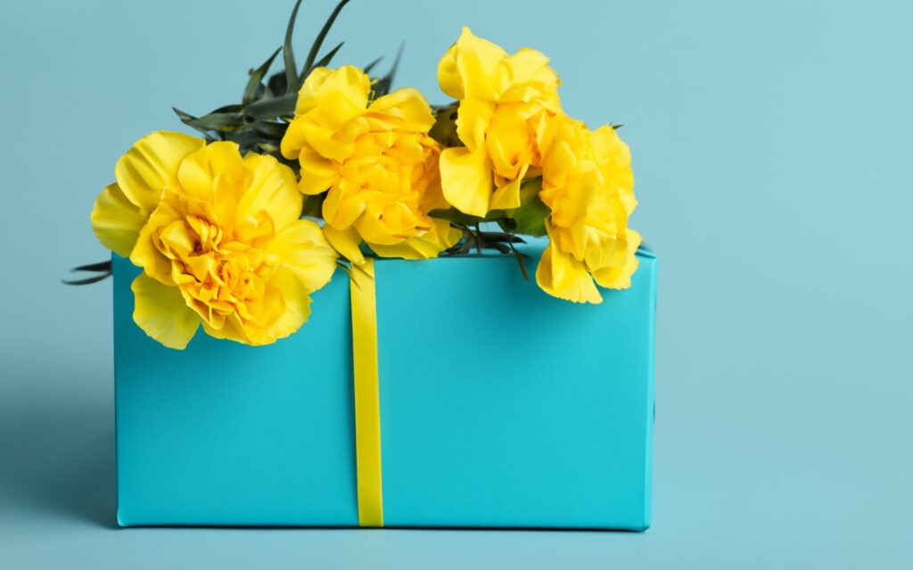 黄色の花と青いラッピングBOX