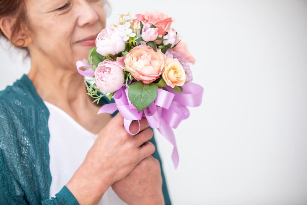 花束を持つ女性