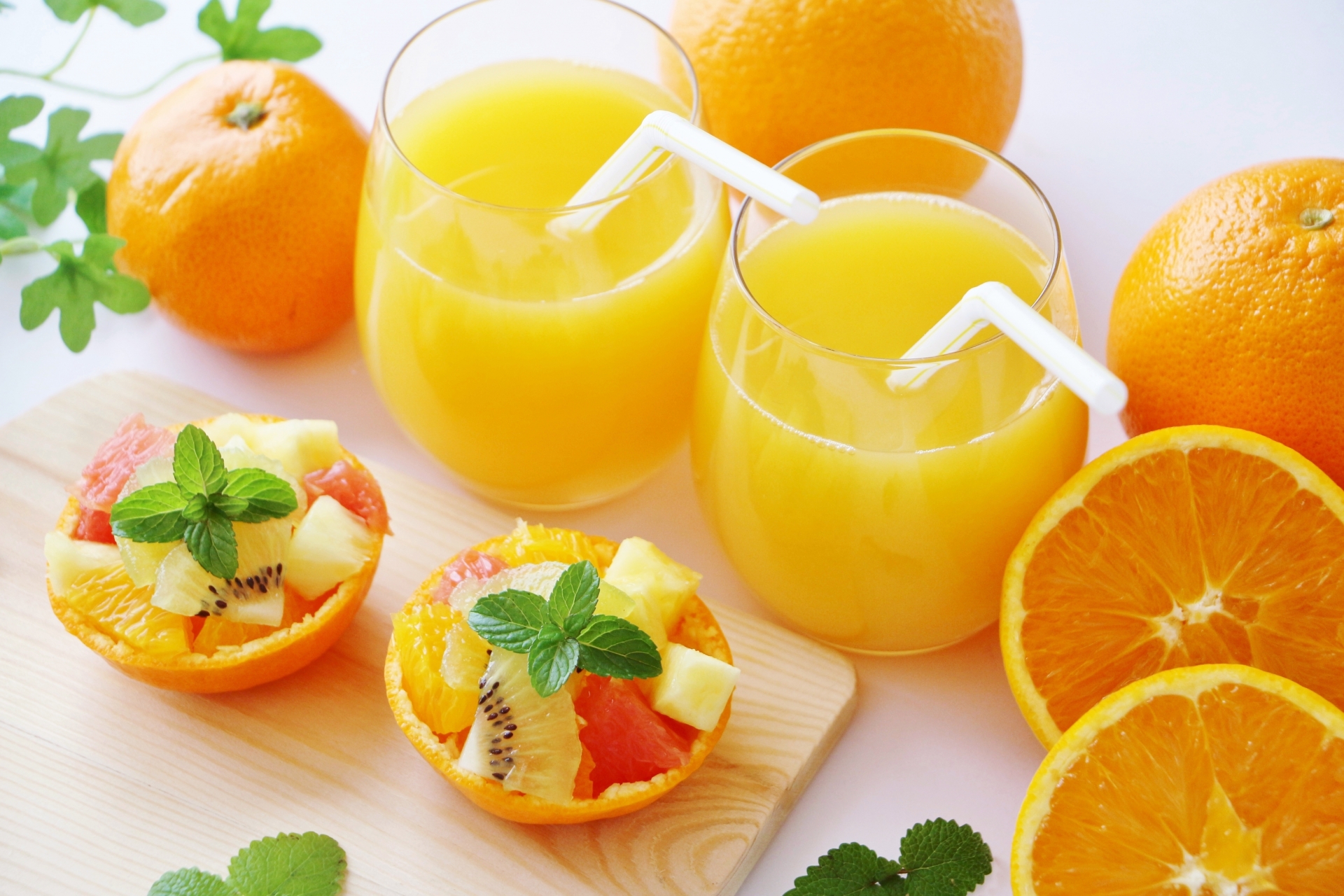 オレンジジュースとフルーツ盛り